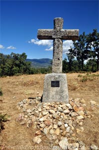 Alameda del Valle, En el camino de la Ermita de Santa Ana, se encuentra esta cruz con la siguiente inscripcin en la placa de su pedestal: En memoria a todos los vaqueros y pastores que pisaron estas tierras./ Alameda del Valle 1999