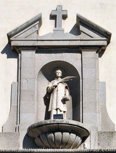 Fuenlabrada, Imagen de San Esteban sobre la portada principal de la iglesia