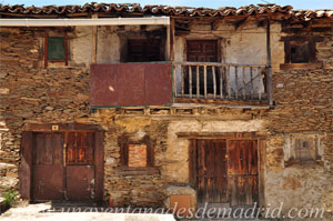 La Hiruela, Entradas y balcones de estas antiguas viviendas