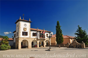 Navarredonda y San Mamés, Plaza de la Constitución (Navarredonda)