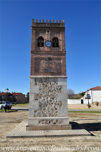 Valdetorres de Jarama, Torre del Reloj, la cual podría pasar por una reconstrucción, a menor tamaño, de la torre de la Iglesia de la Natividad