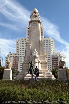 Monumento a Miguel de Cervantes. Aspecto actual tras la reforma de la Plaza de Espaa de los aos 2019-2021