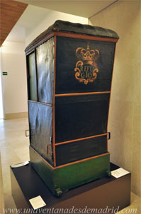Museo de Historia de Madrid, Silla de mano para el traslado de enfermos de la Hermandad del Refugio. Segunda mitad del siglo XVIII Museo de Historia de Madrid, Silla de mano para el traslado de enfermos de la Hermandad del Refugio. Segunda mitad del siglo XVIII