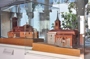 Museo de San Isidro. Los orgenes de Madrid, Vitrina con las maquetas de las iglesias de San Pedro y de San Nicols