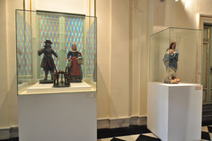 Museo de San Isidro. Los orgenes de Madrid, Vitrina con figuras de San Isidro y Santa Mara de la Cabeza