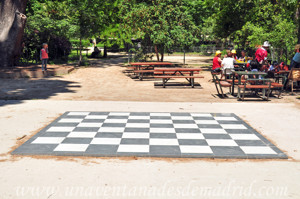 Campo Grande en El Retiro, Tablero gigante de ajedrez