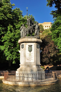 Madrid Siglo XV, Estatua de Isabel la Católica frente al Museo Nacional de Ciencias Naturales
