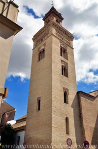 Sevilla, Torre mudéjar del templo, posiblemente construida sobre los restos de un alminar y recrecida con una espadaña en el siglo XVIII