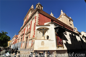 Sevilla, Cruz de las Culebras y, a la derecha, retablo de cermica del Cristo del Amor