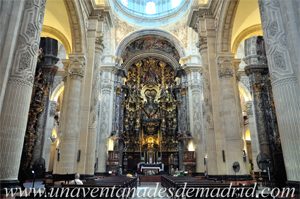 Sevilla, Interior de la Iglesia Colegial del Divino Salvador, en el centro, el Retablo Mayor