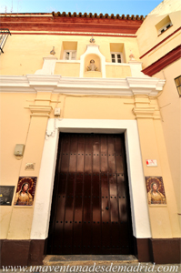 Sevilla, Acceso principal al pórtico, el cual enlaza tanto con la Iglesia de San Pedro de Alcántara como con la capilla de la Orden Tercera. La figura presente en la hornacina que remata la entrada representa al Sagrado Corazón de Jesús Sevilla, Acceso principal al pórtico, el cual enlaza tanto con la Iglesia de San Pedro de Alcántara como con la capilla de la Orden Tercera. La figura presente en la hornacina que remata la entrada representa al Sagrado Corazón de Jesús