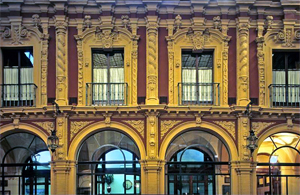 Sevilla,Vista parcial de uno de los cuatro frentes del patio. Autor: Francisco Javier Romero García. Fuente: Instituto Andaluz del Patrimonio Histórico Sevilla, Vista parcial de uno de los cuatro frentes del patio. Autor: Francisco Javier Romero García. Fuente: Instituto Andaluz del Patrimonio Histórico