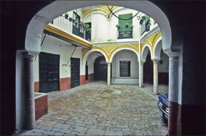 Sevilla, Vista parcial del patio de la Posada del Lucero (antes de las últimas reformas). Autor: Francisco Javier Romero García. Fuente: Instituto Andaluz del Patrimonio Histórico Sevilla, Vista parcial del patio de la Posada del Lucero (antes de las últimas reformas). Autor: Francisco Javier Romero García. Fuente: Instituto Andaluz del Patrimonio Histórico