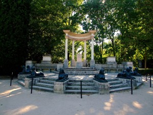 Parque de El Capricho, Exedra