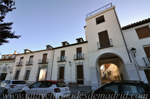 Torrejn de Velasco, Casa del Arco cuyo nombre, obviamente, proviende del arco situado a su izquierda (nuestra derecha segn miramos hacia su fachada). Siglo XVIII